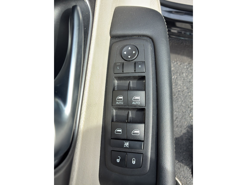 Used 2023 Chrysler Pacifica Touring-L FWD image 14