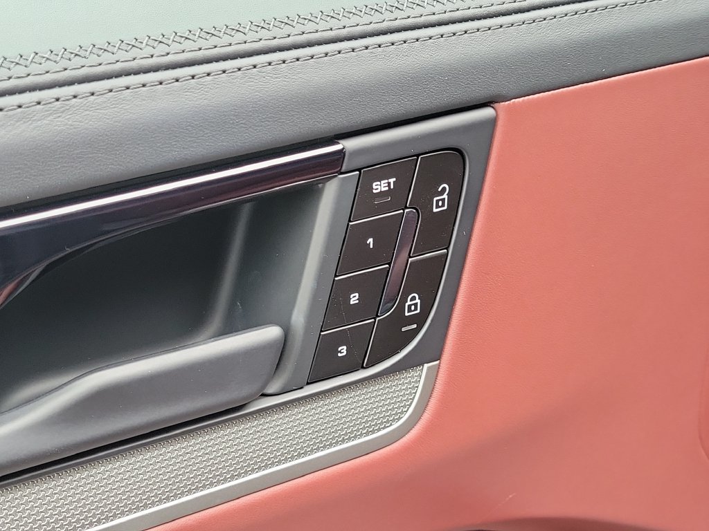 Certified 2026 Porsche Cayenne AWD/4WD image 25