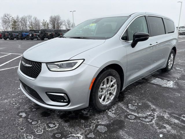 Used 2024 Chrysler Pacifica Touring-L image 2