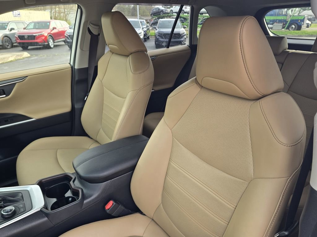 Used 2020 Toyota RAV4 Limited image 12