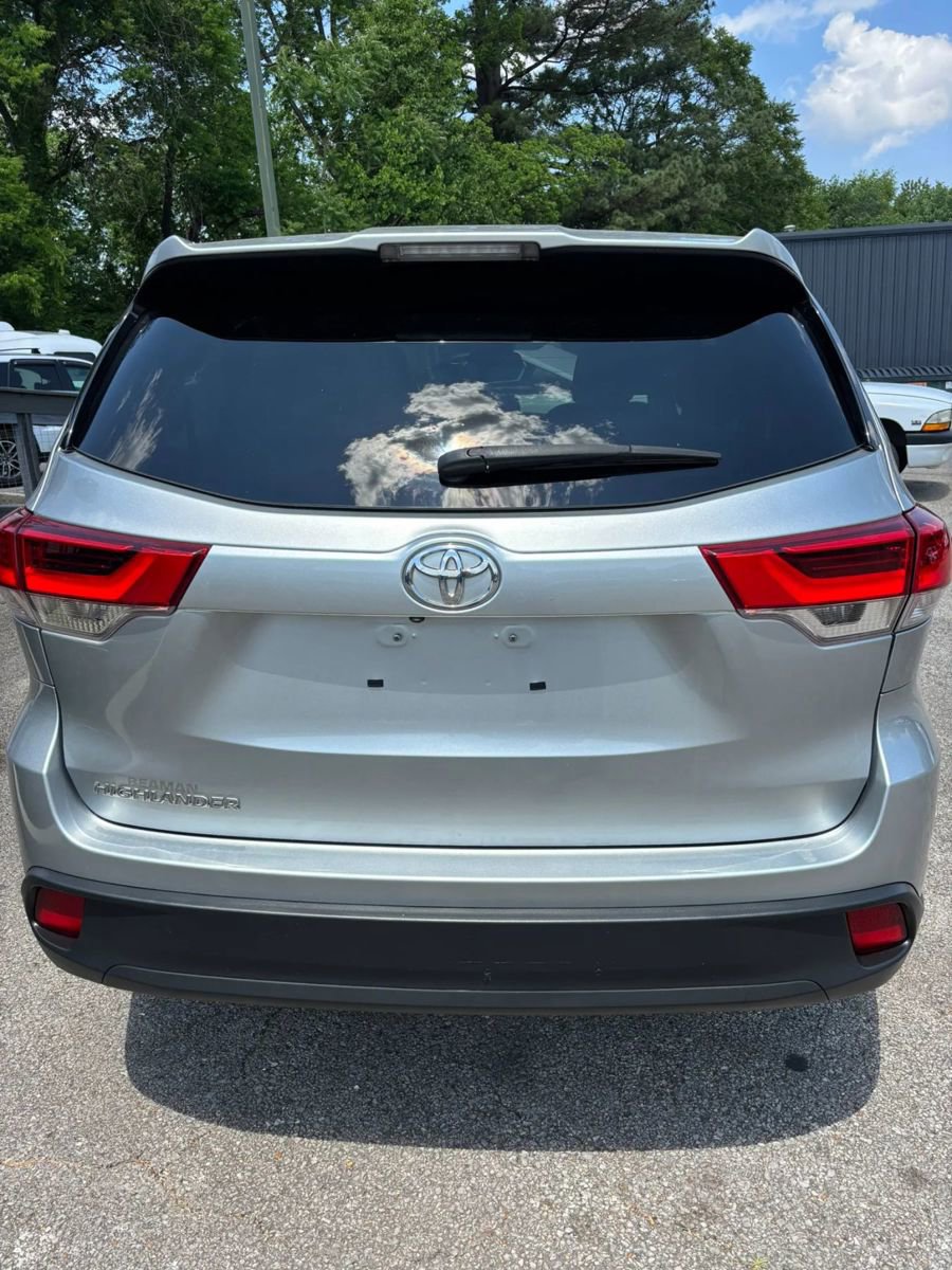 Used 2017 Toyota Highlander LE w/ Carpet Mat Package FWD image 4