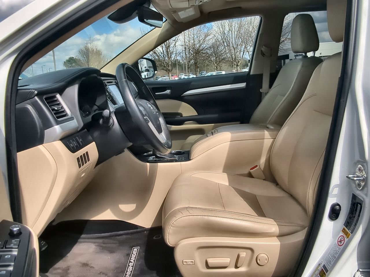 Used 2017 Toyota Highlander XLE FWD image 19