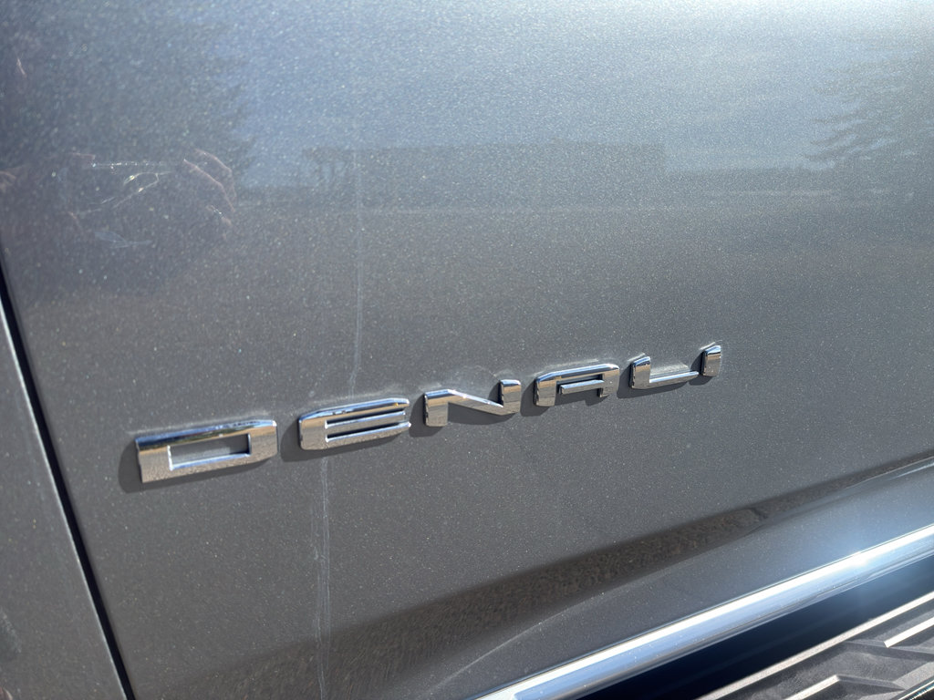 Used 2025 GMC Yukon XL Denali w/ Advanced Technology Package image 11