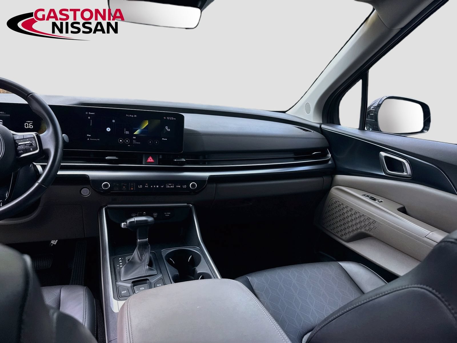 Used 2025 Kia Carnival FWD image 31