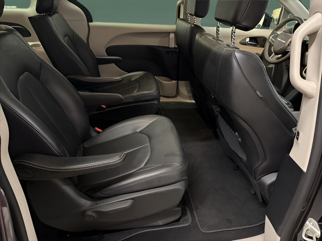 Used 2024 Chrysler Pacifica Limited FWD image 17