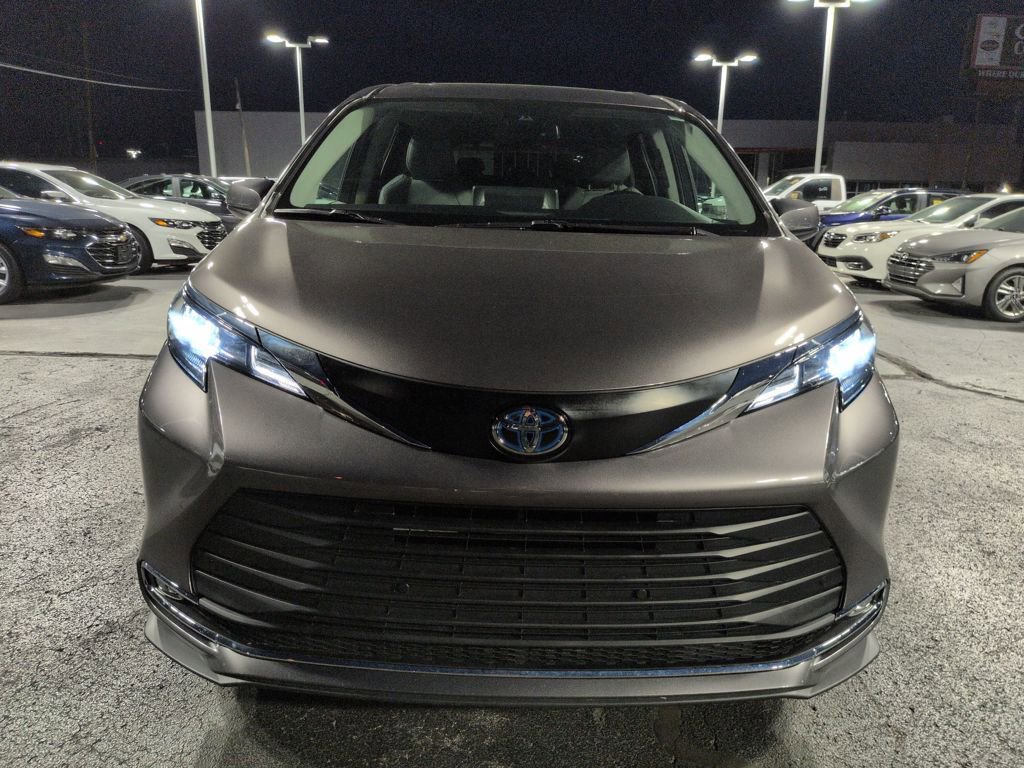 Used 2024 Toyota Sienna XLE image 8
