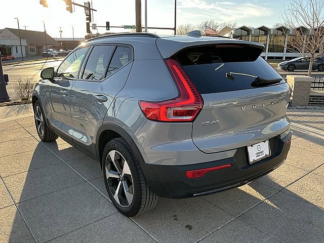 Used 2025 Volvo XC40 B5 Plus image 10