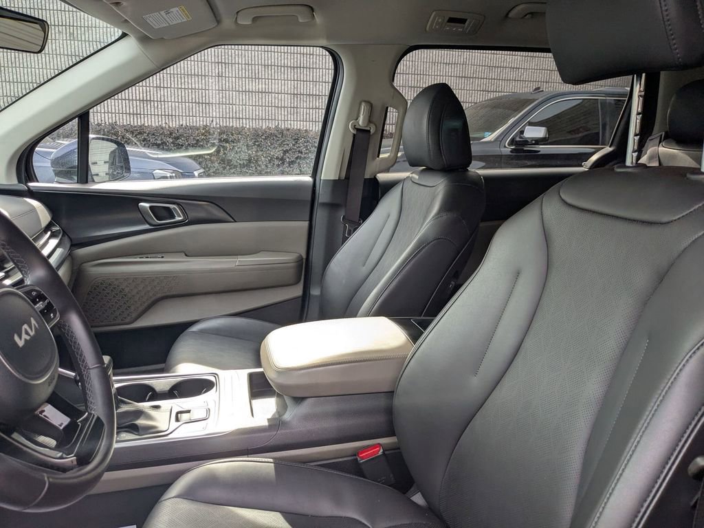 Used 2025 Kia Carnival image 23