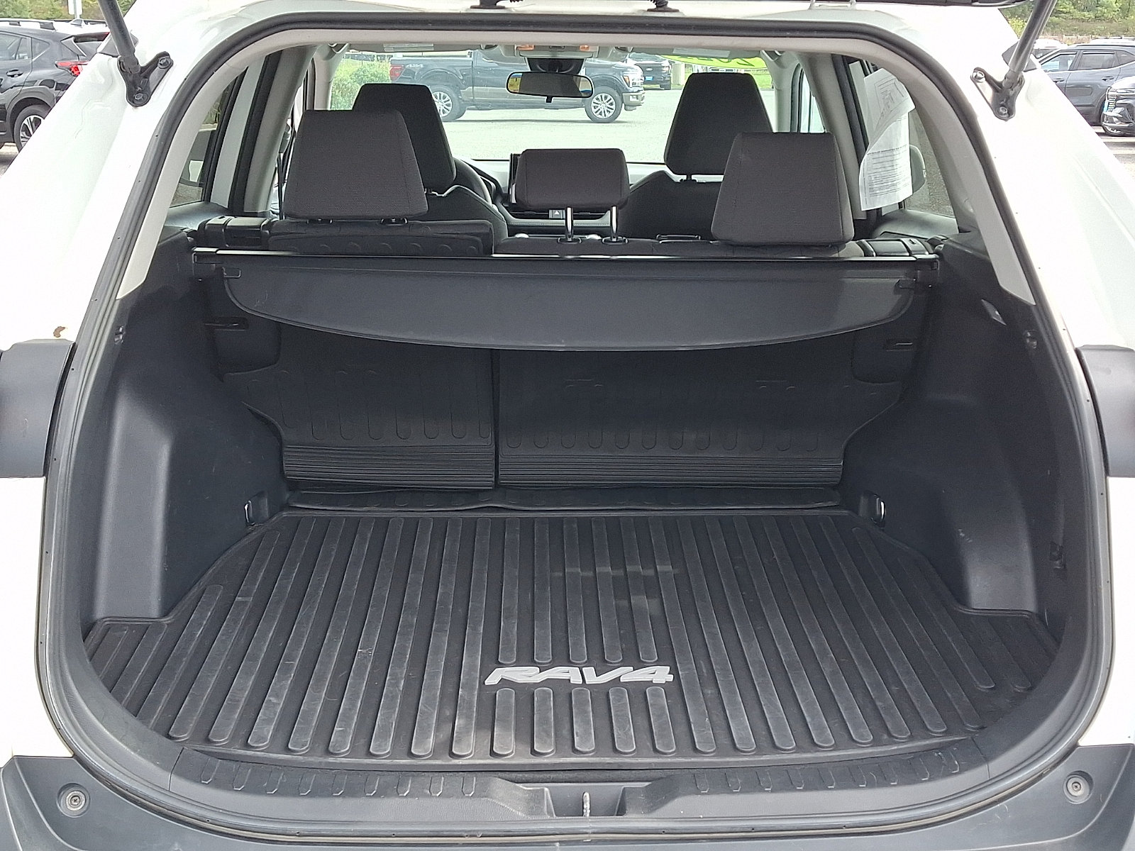 Used 2021 Toyota RAV4 XLE AWD/4WD image 29