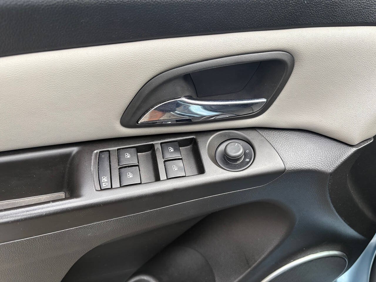 Used 2011 Chevrolet Cruze LT FWD image 12
