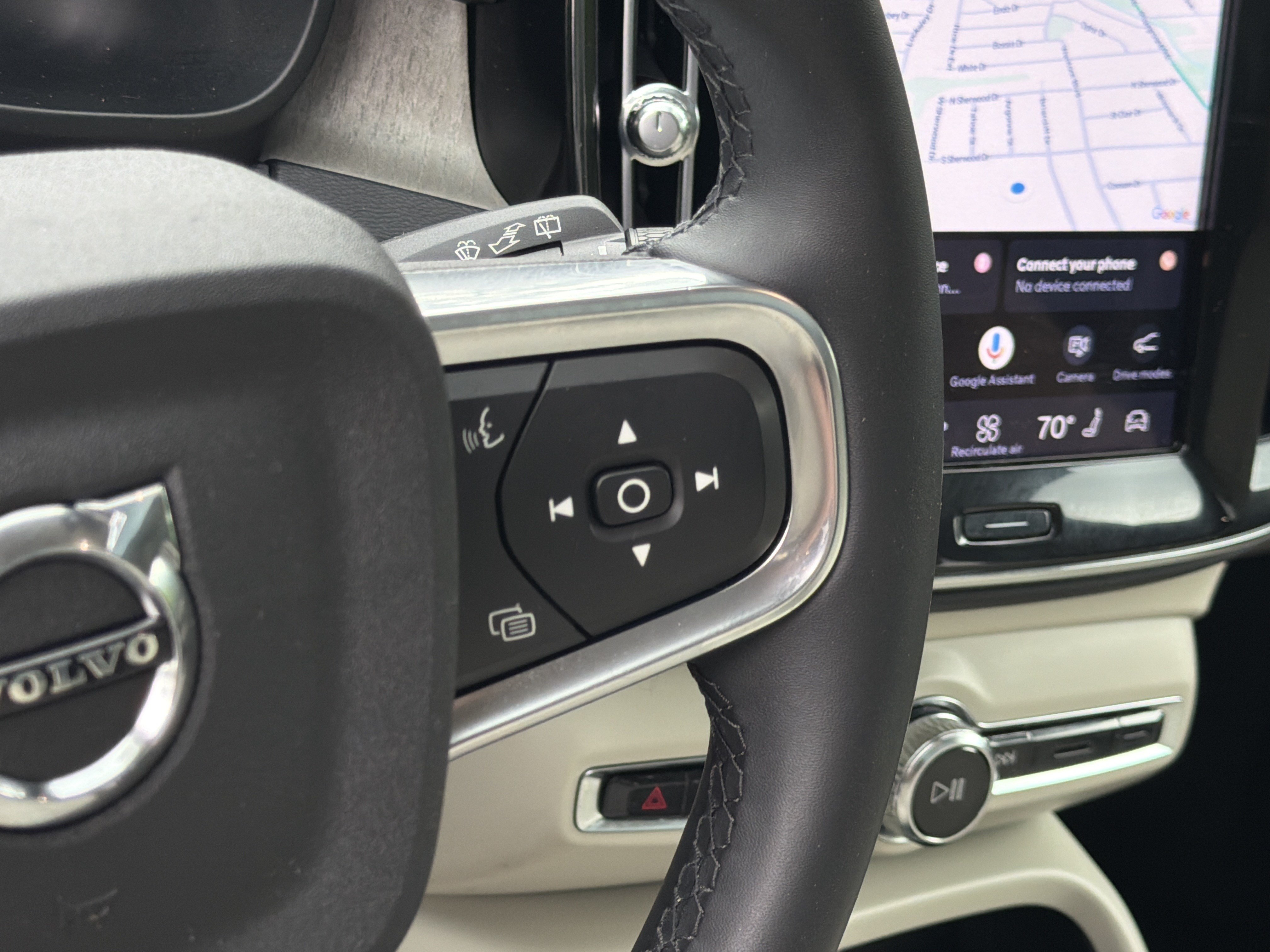 Certified 2023 Volvo XC40 B5 Plus AWD/4WD image 20