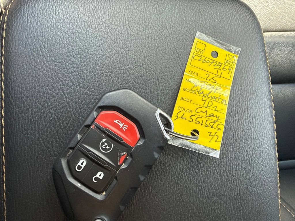 Used 2025 Jeep Gladiator Sport AWD/4WD image 31