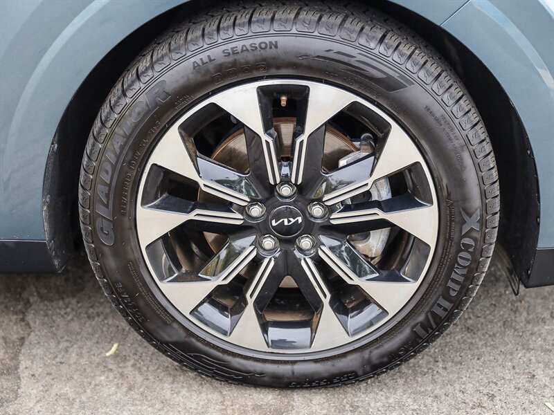 Used 2024 Kia Carnival EX FWD image 12