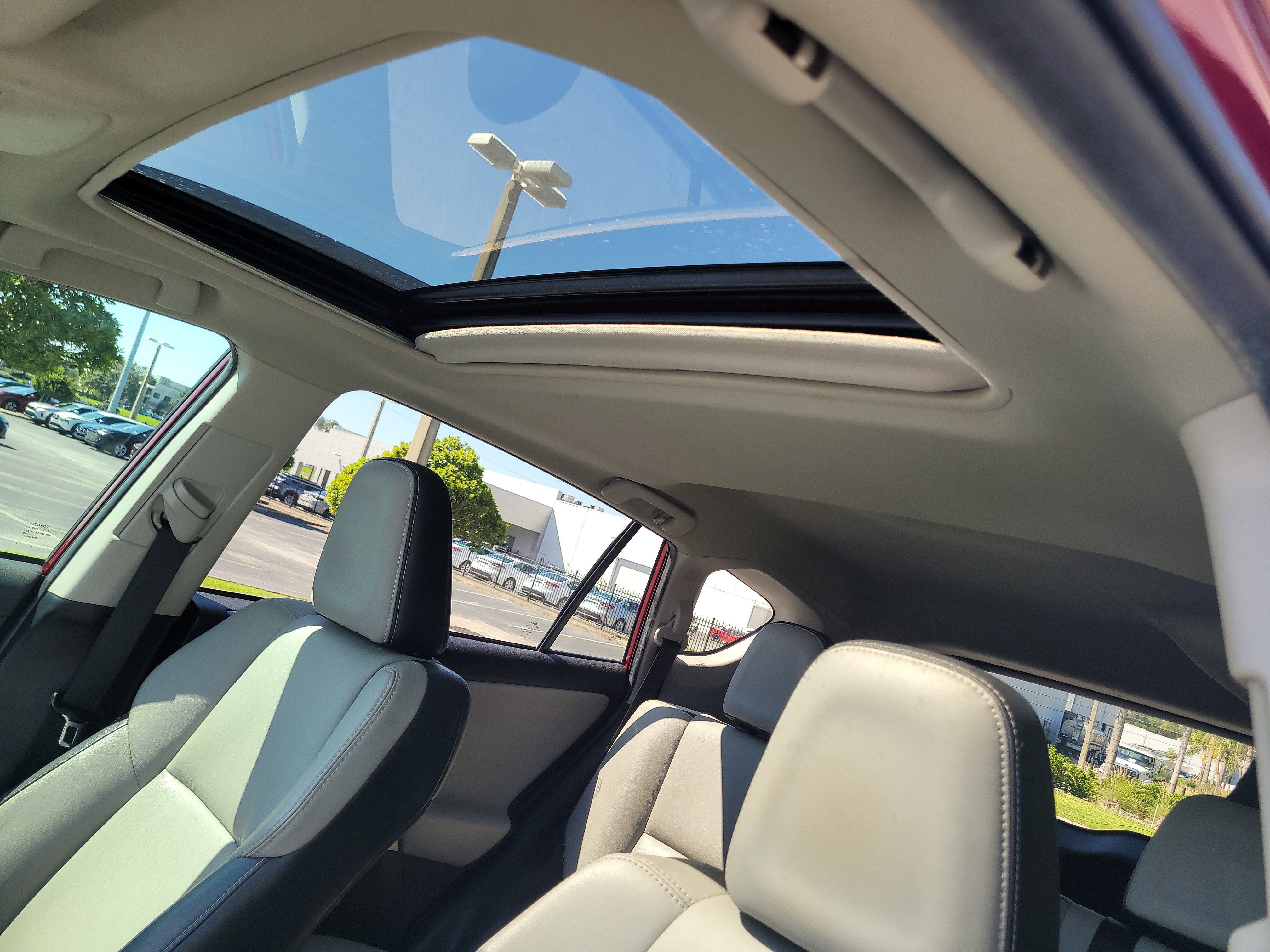Used 2018 Toyota RAV4 Limited FWD image 22