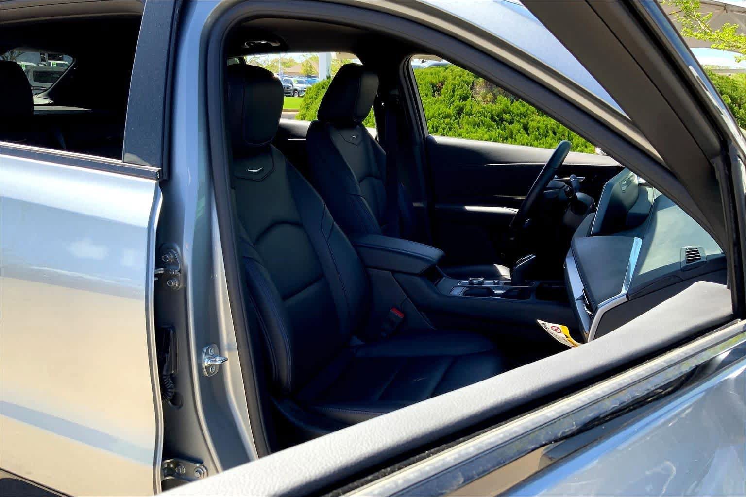 Used 2025 Cadillac XT4 Sport w/ Technology Package image 8