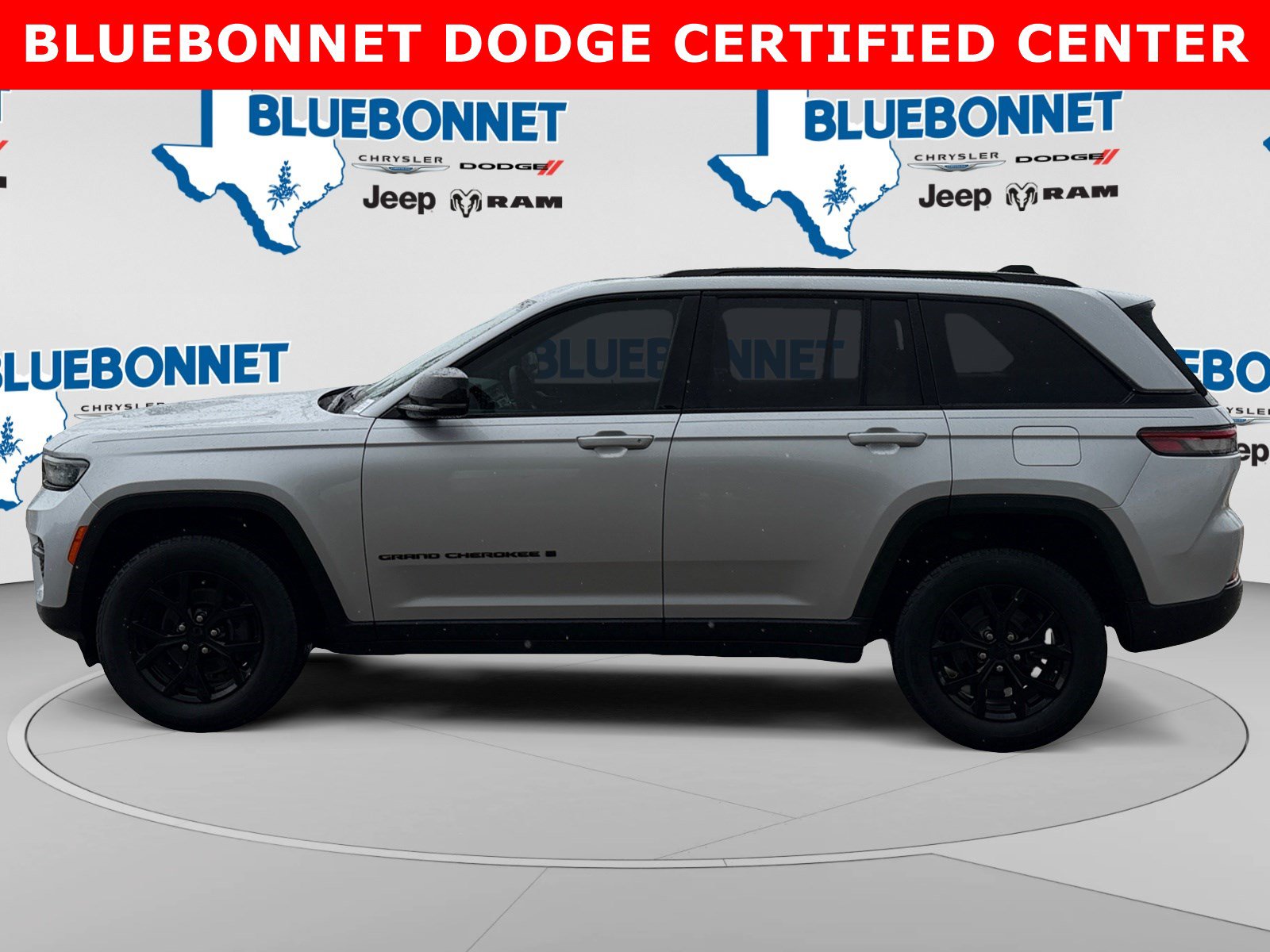Used 2024 Jeep Grand Cherokee Altitude AWD/4WD image 8