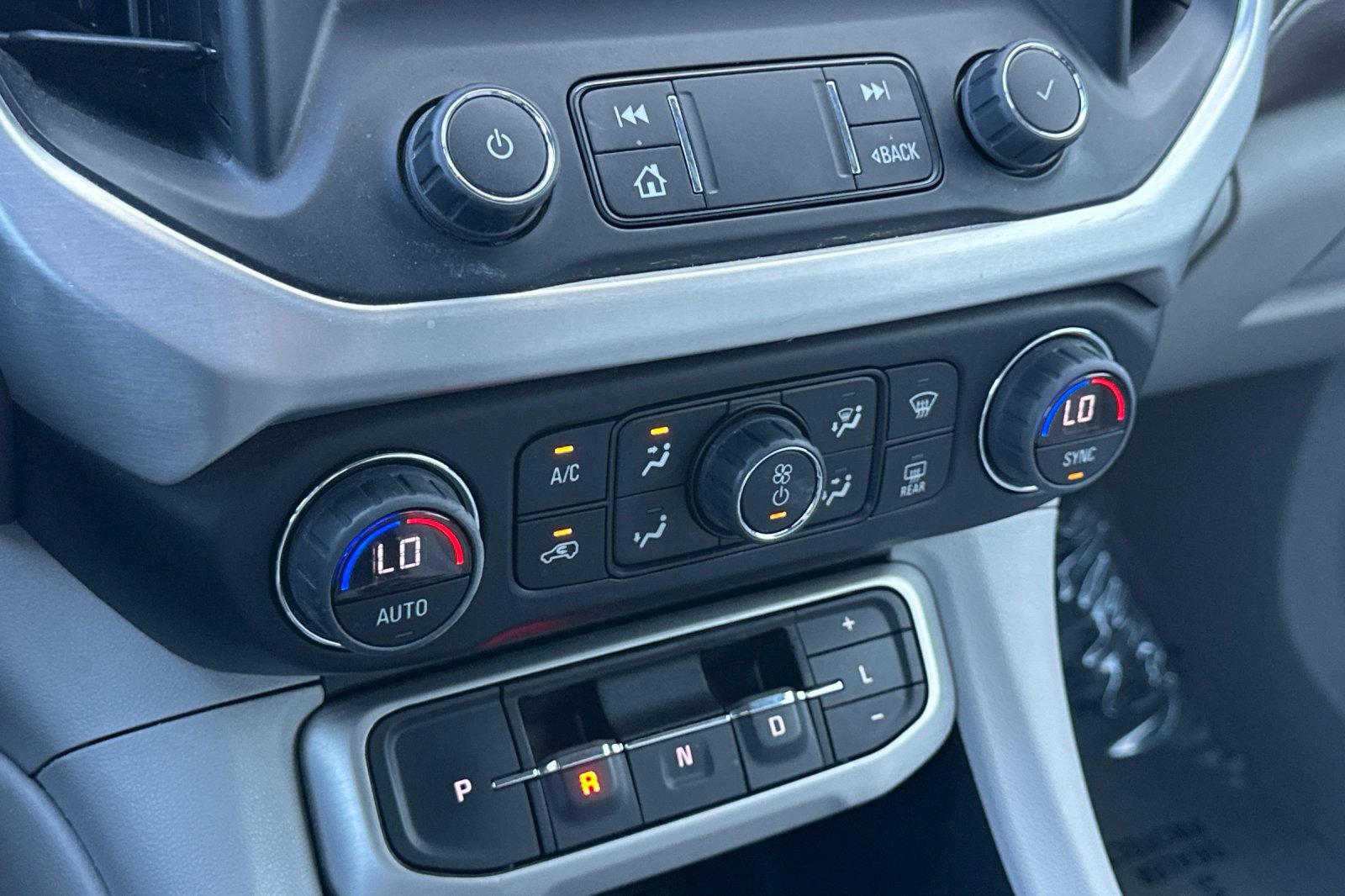 Used 2023 GMC Acadia SLT image 32