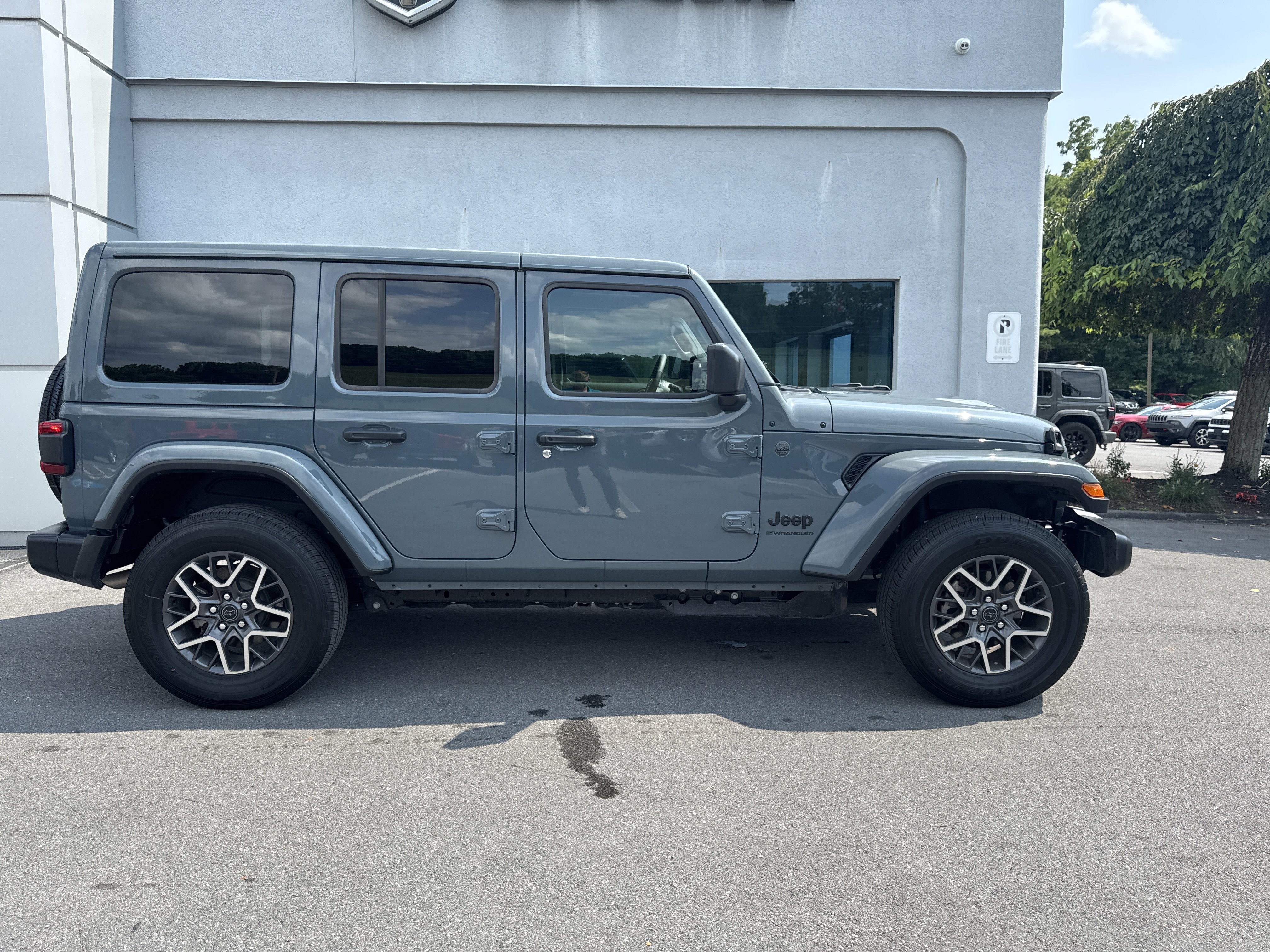 Used 2026 Jeep Wrangler Unlimited Sahara AWD/4WD image 2