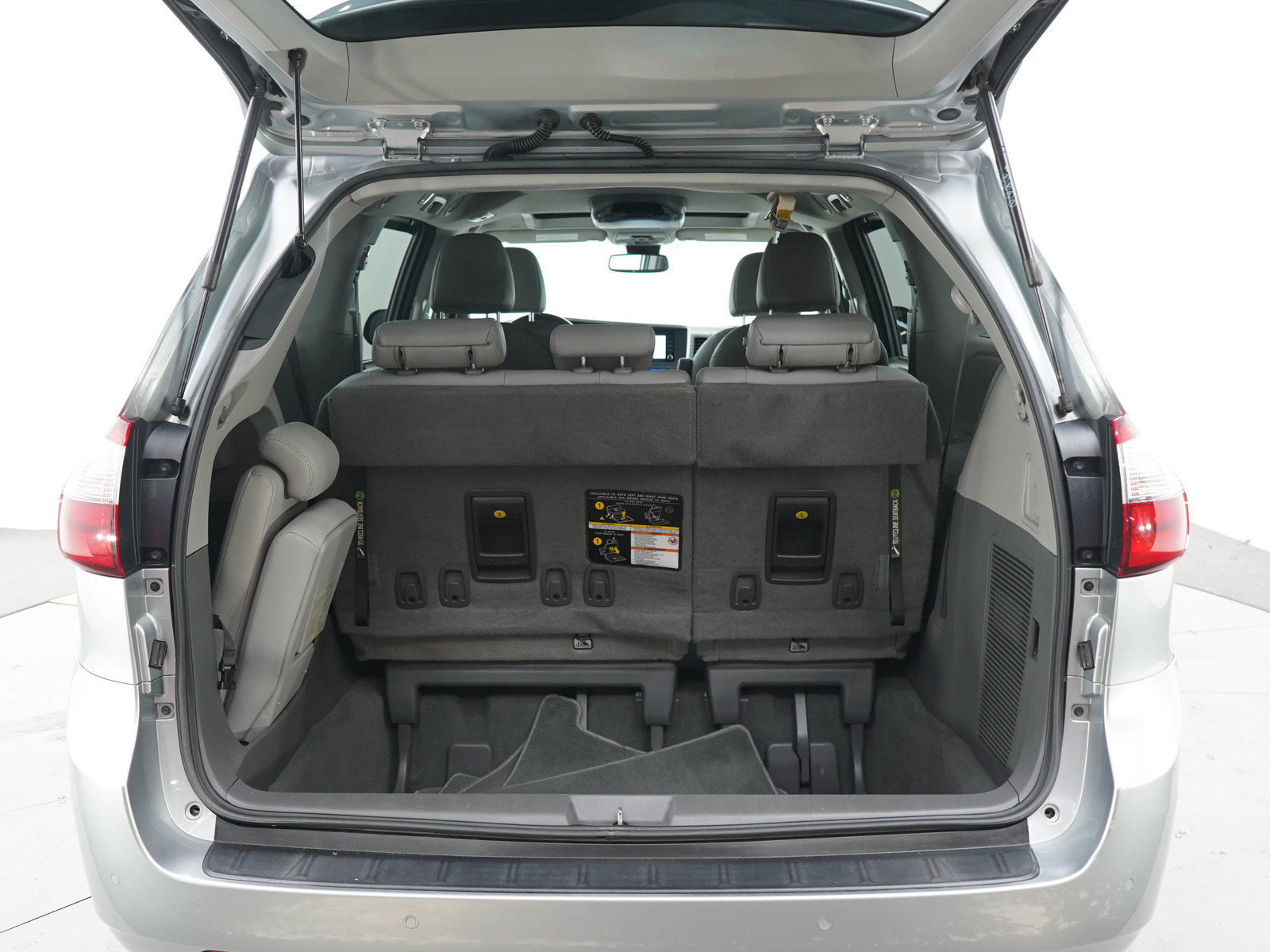 Used 2020 Toyota Sienna XLE w/ XLE Navigation Package FWD image 18