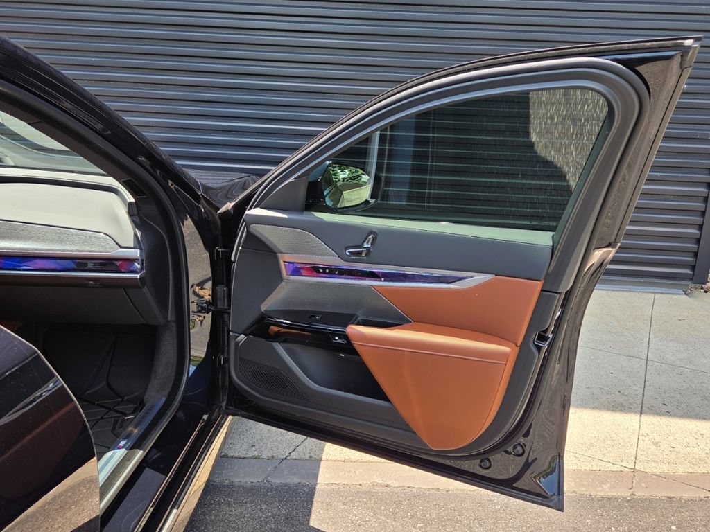 Used 2025 BMW i7 xDrive60 AWD/4WD image 21