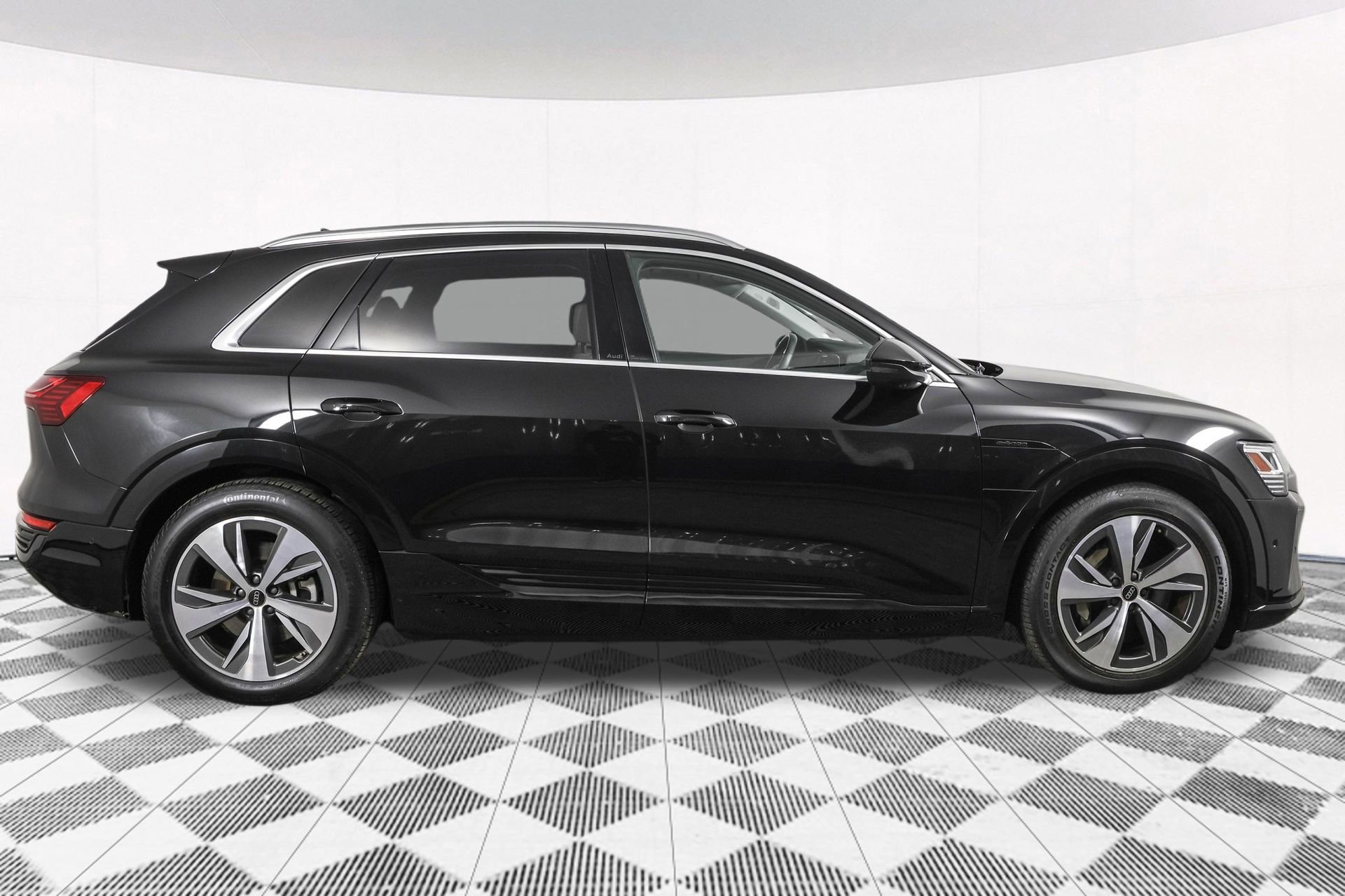 Used 2024 Audi Q8 e-tron Premium Plus w/ Premium Plus Package image 13