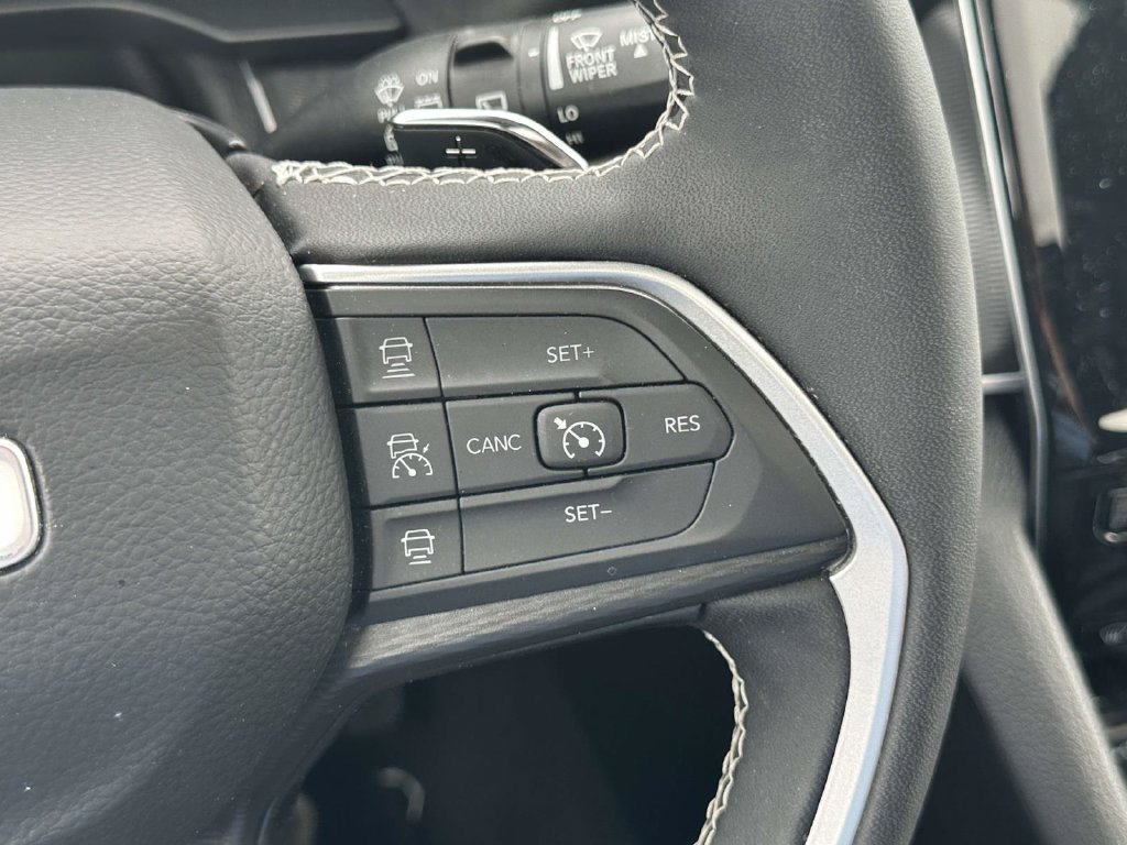 Used 2024 Jeep Grand Cherokee Laredo AWD/4WD image 22