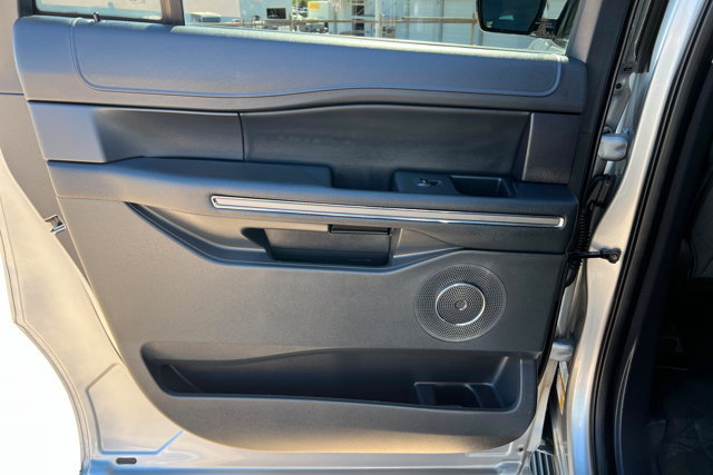 Used 2024 Ford Expedition Max XLT image 18