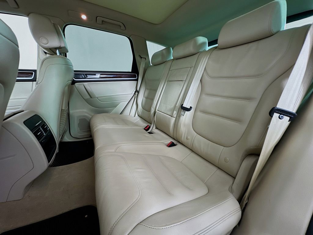 Used 2013 Volkswagen Touareg TDI image 26