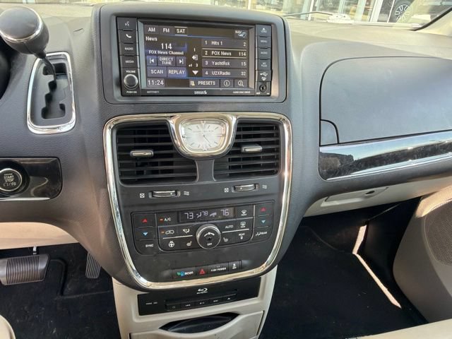 Used 2014 Chrysler Town & Country Limited w/ Luxury Group FWD image 8