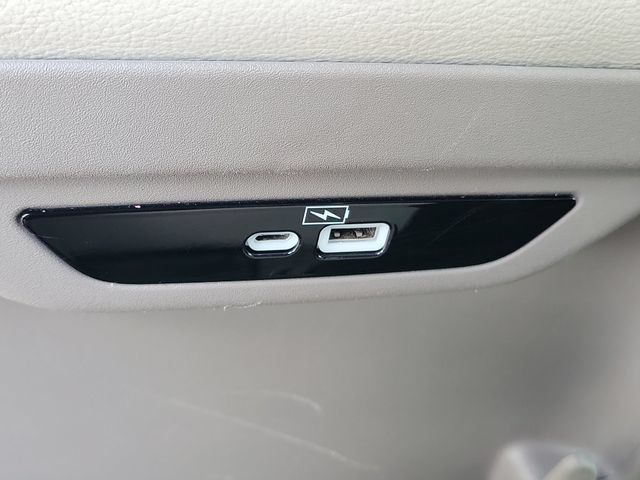 Used 2021 Chrysler Pacifica Touring-L FWD image 15