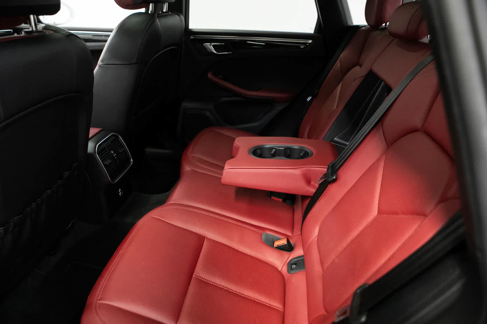 Certified 2022 Porsche Macan AWD/4WD image 31