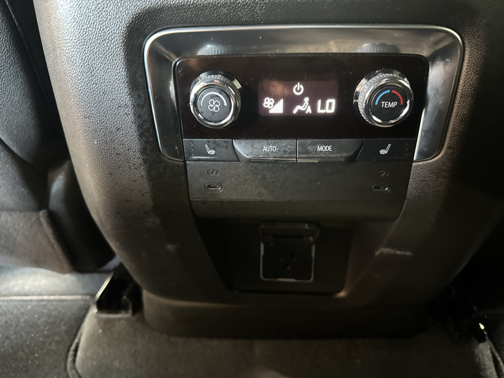 Used 2025 Chevrolet Suburban High Country AWD/4WD image 13