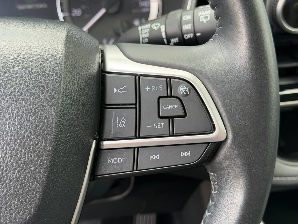 Used 2023 Toyota Highlander XLE FWD image 27