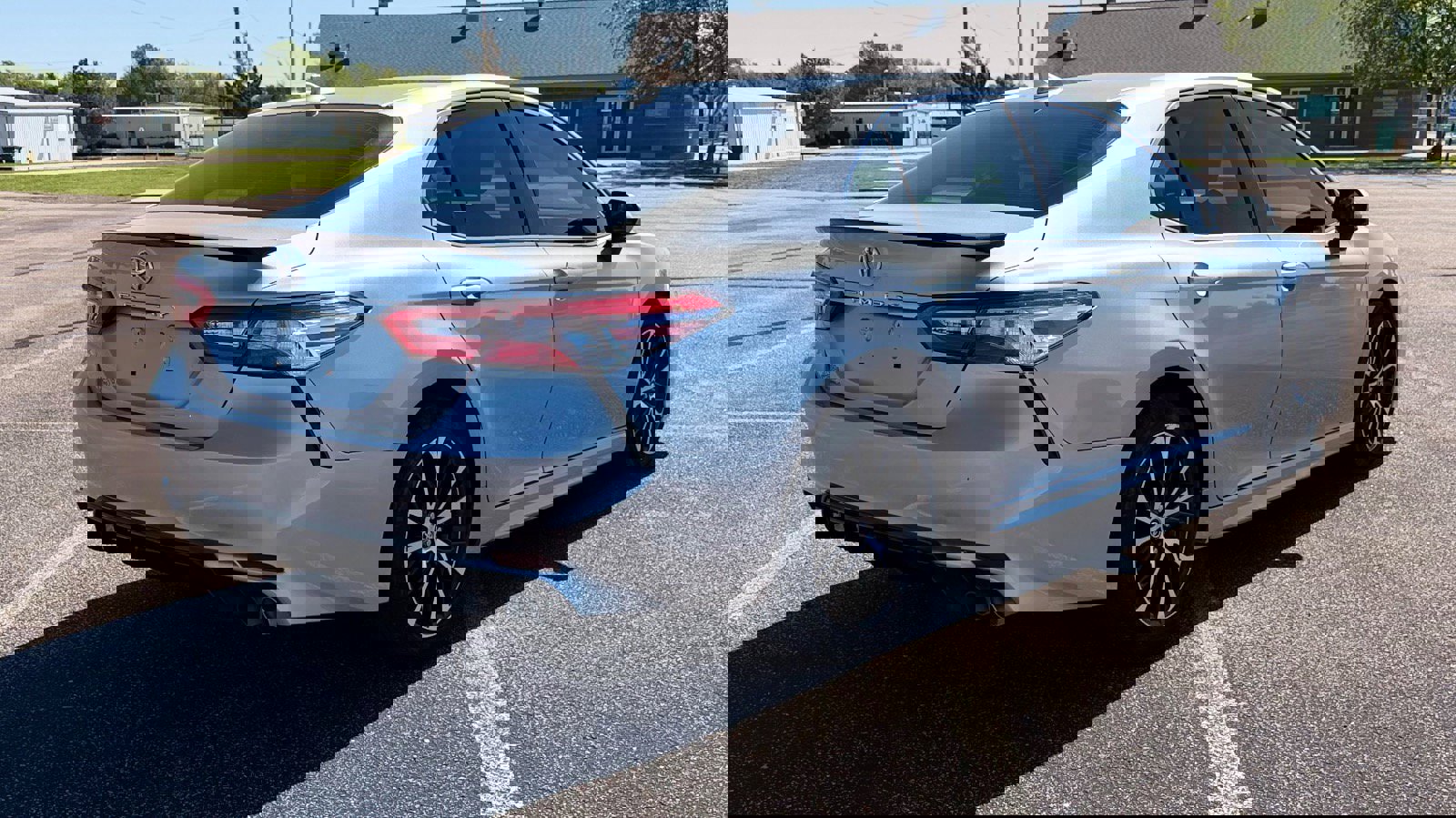 Used 2020 Toyota Camry SE image 3