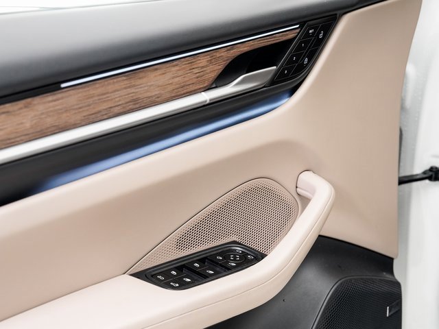 Certified 2025 Porsche Macan Electric image 8