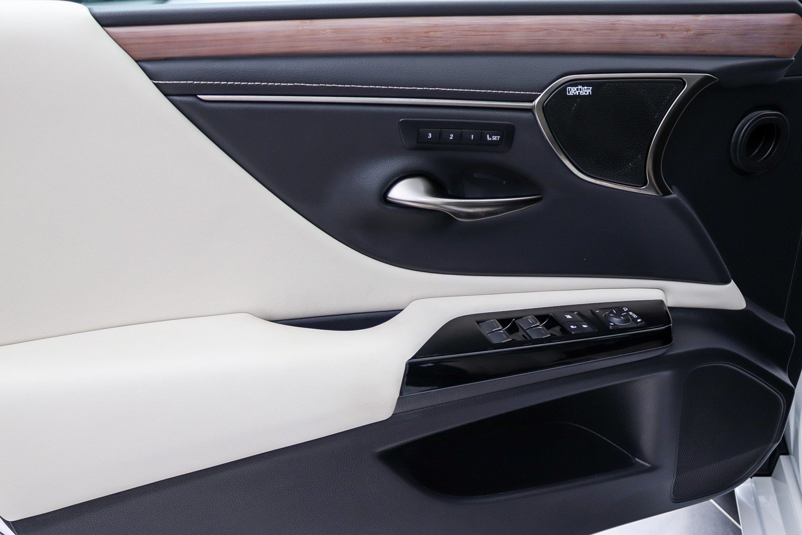 Used 2024 Lexus ES 300h w/ Luxury Package FWD image 25