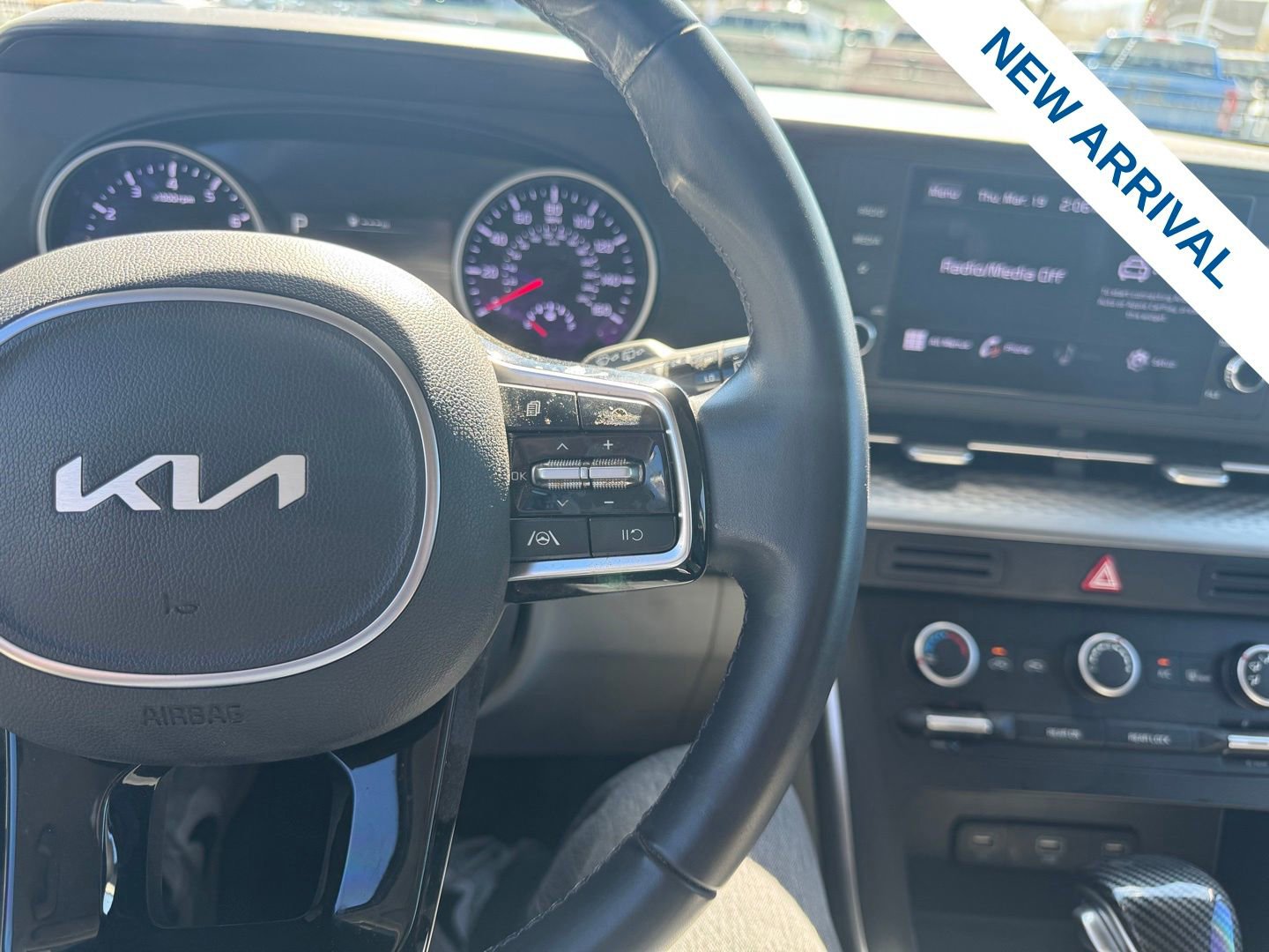 Used 2022 Kia Carnival LX image 20