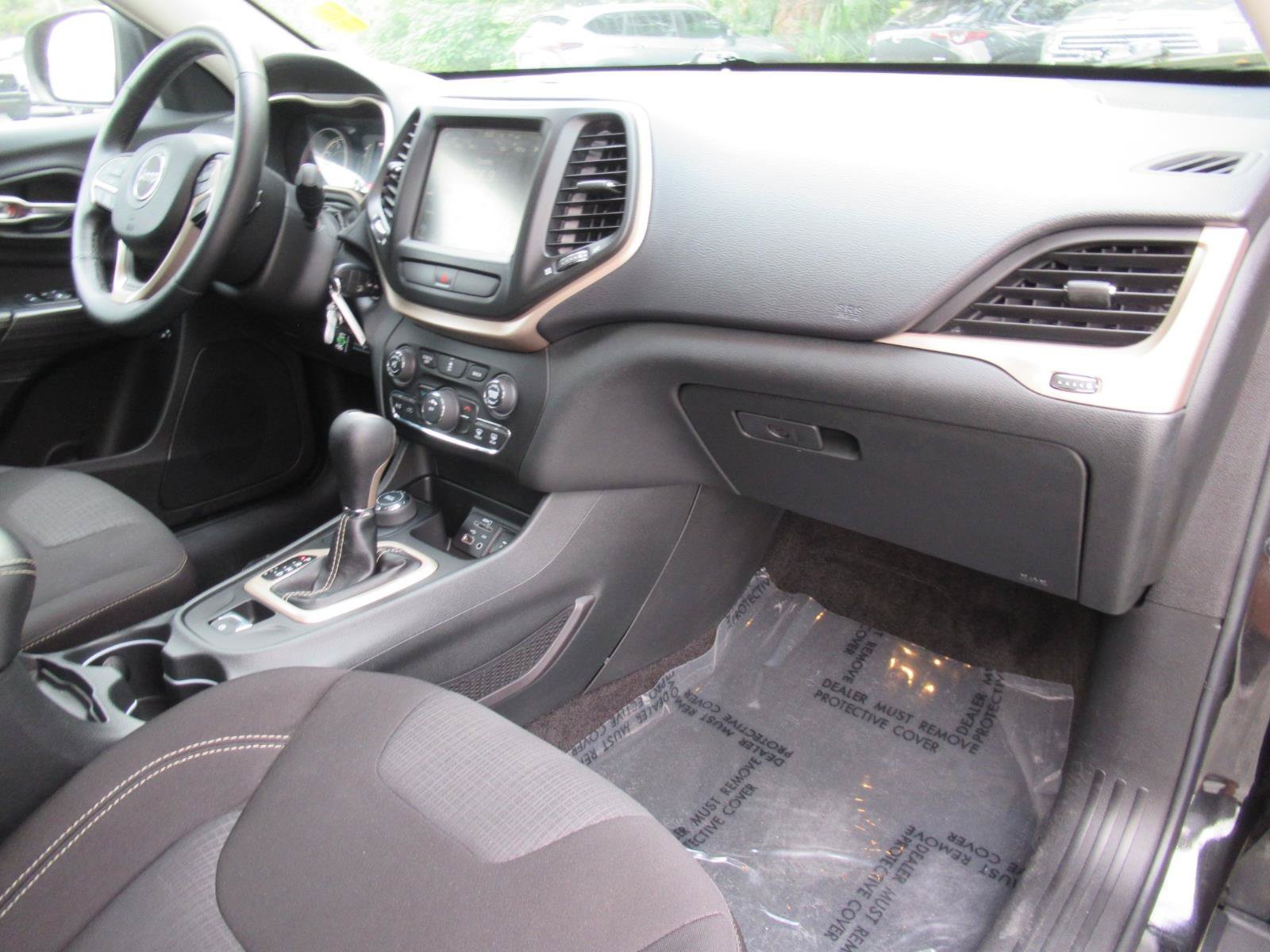 Used 2015 Jeep Cherokee Latitude w/ Cold Weather Group AWD/4WD image 12