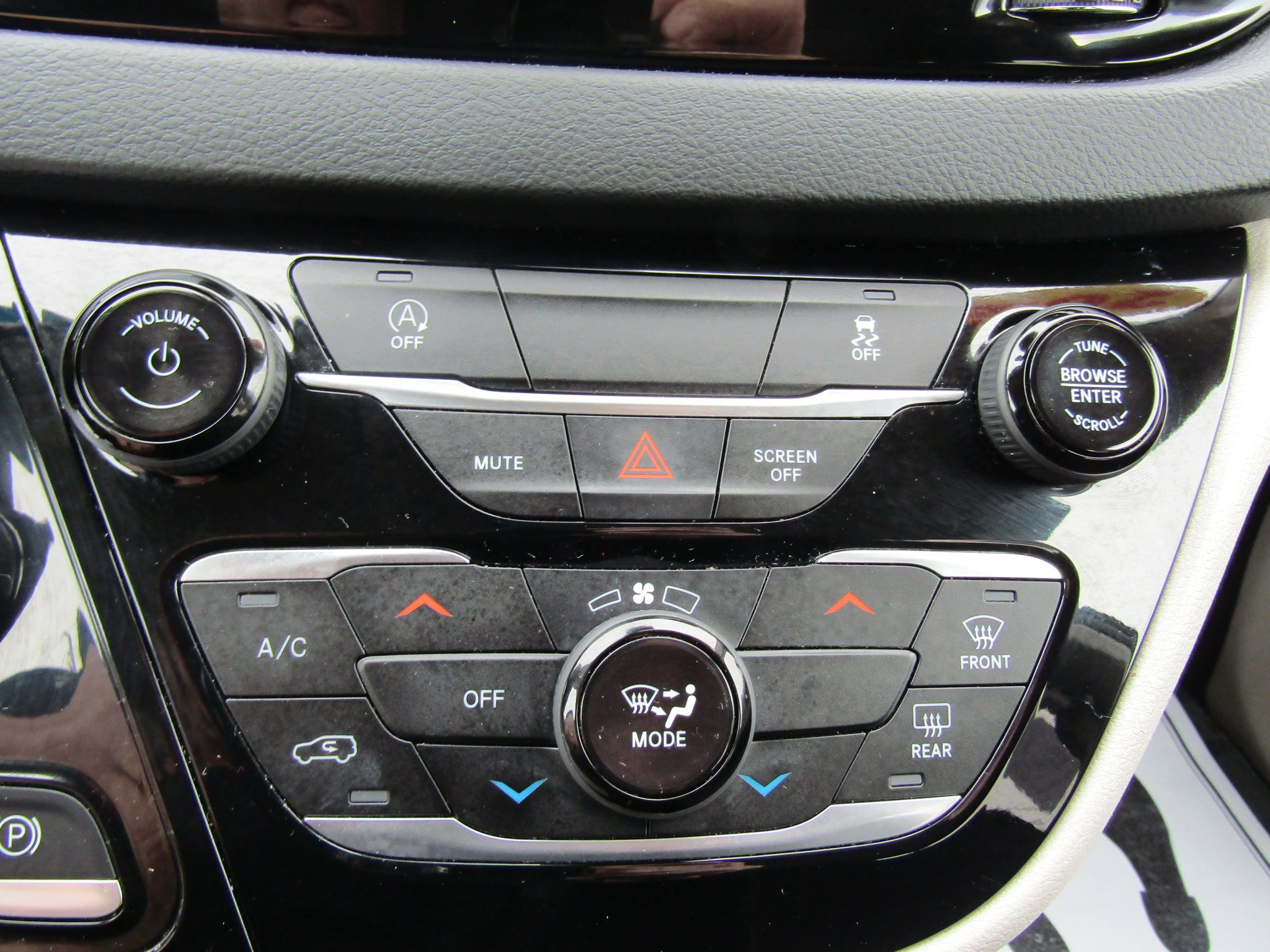 Used 2023 Chrysler Voyager LX FWD image 29