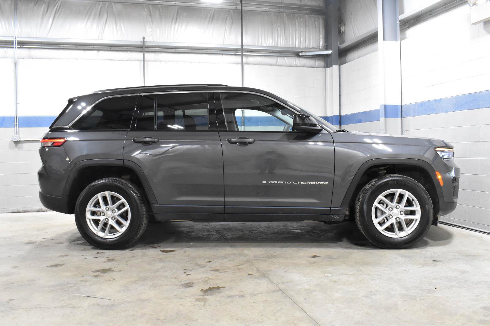 Used 2024 Jeep Grand Cherokee Laredo X AWD/4WD image 29