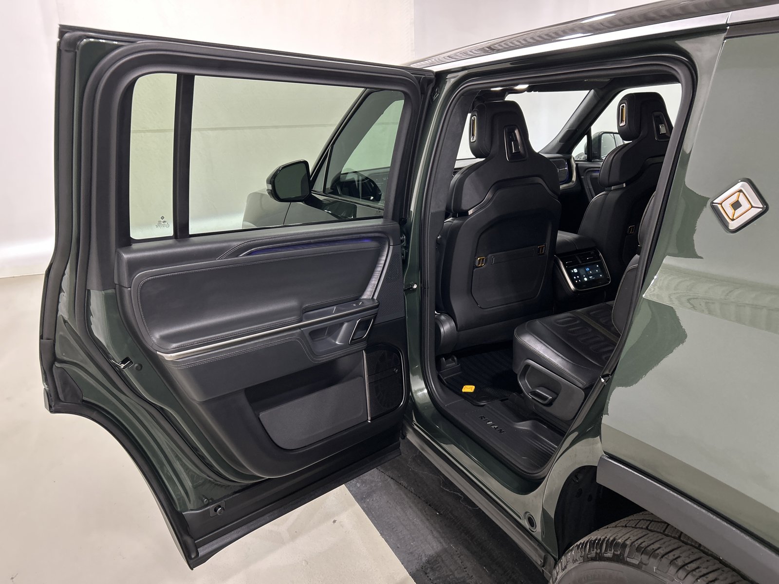 Used 2024 Rivian R1S Adventure AWD/4WD image 17