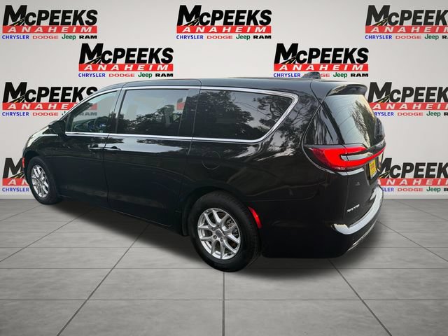 Used 2024 Chrysler Pacifica Touring-L FWD image 3