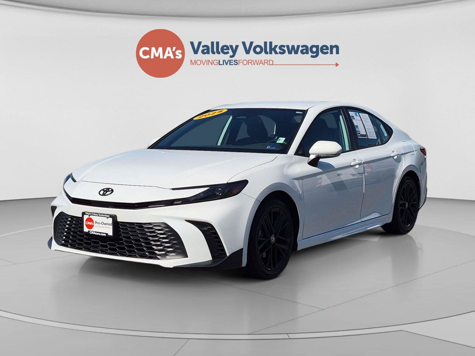 Used 2025 Toyota Camry SE FWD image 1