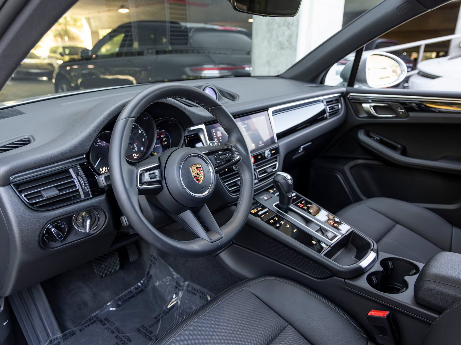 Certified 2026 Porsche Macan AWD/4WD image 4