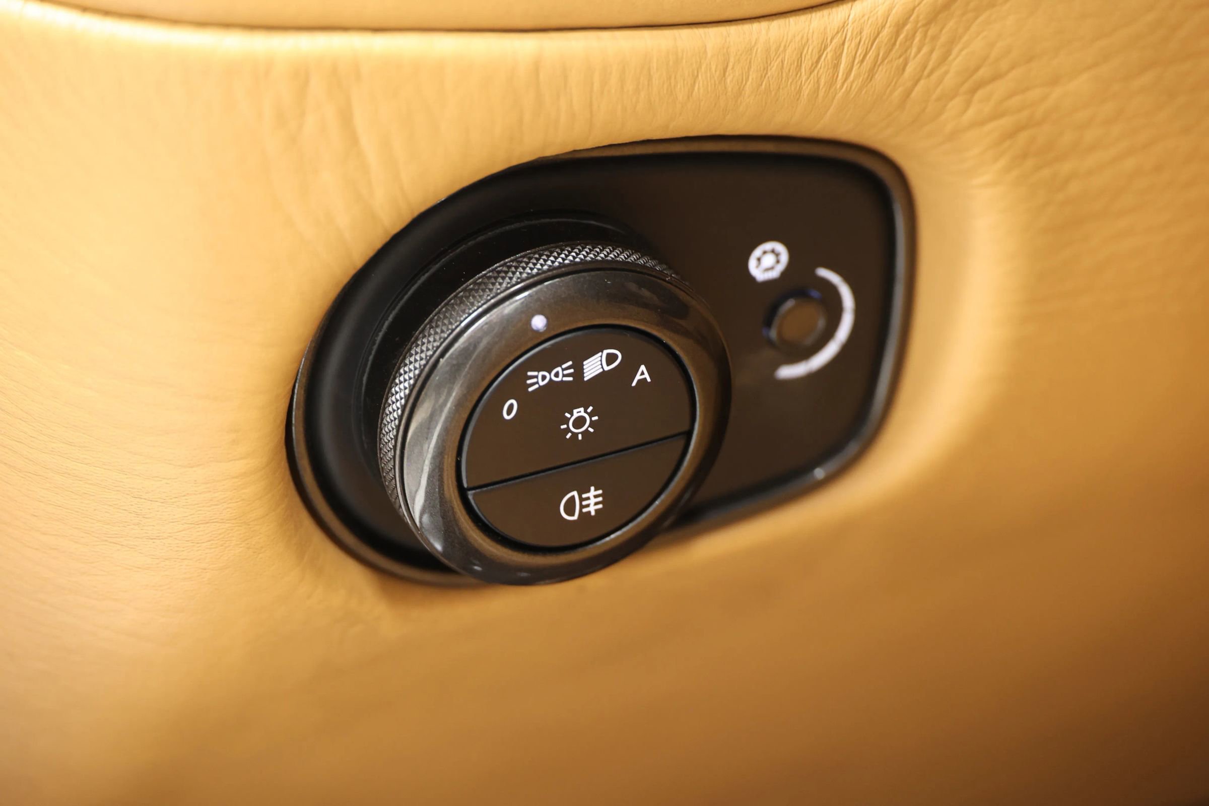Used 2015 Aston Martin Vanquish Volante RWD image 26