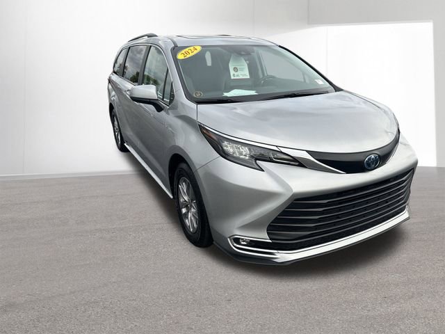 Used 2024 Toyota Sienna XLE image 3