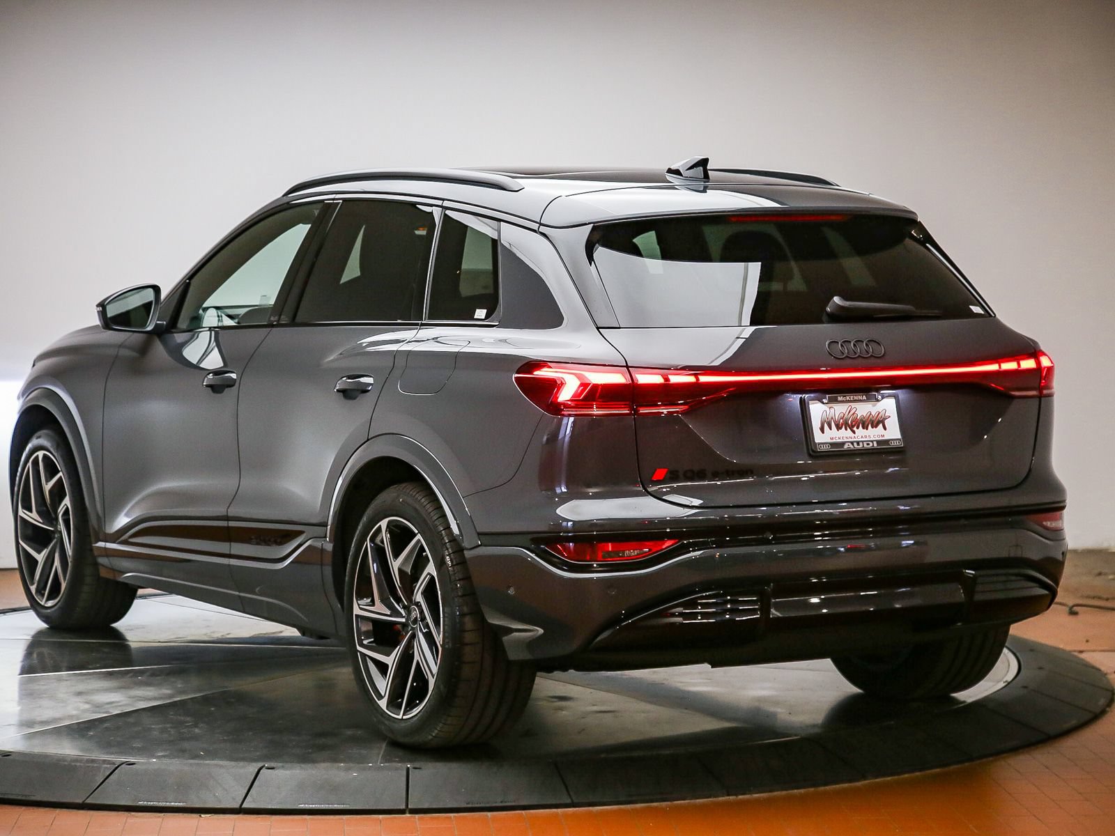 New 2027 Audi SQ6 e-tron Premium Plus AWD/4WD image 2