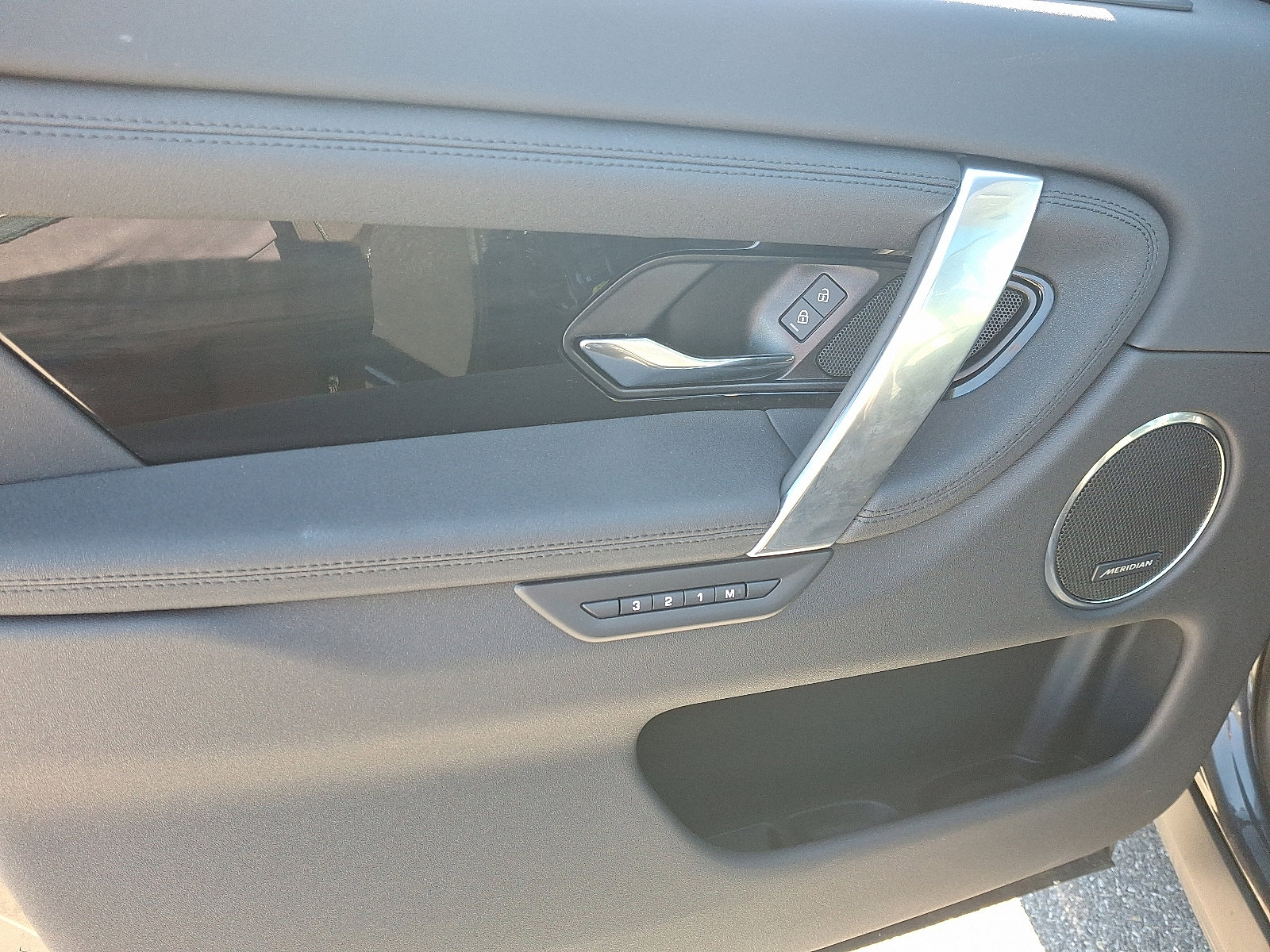 Used 2025 Land Rover Discovery Sport S image 11