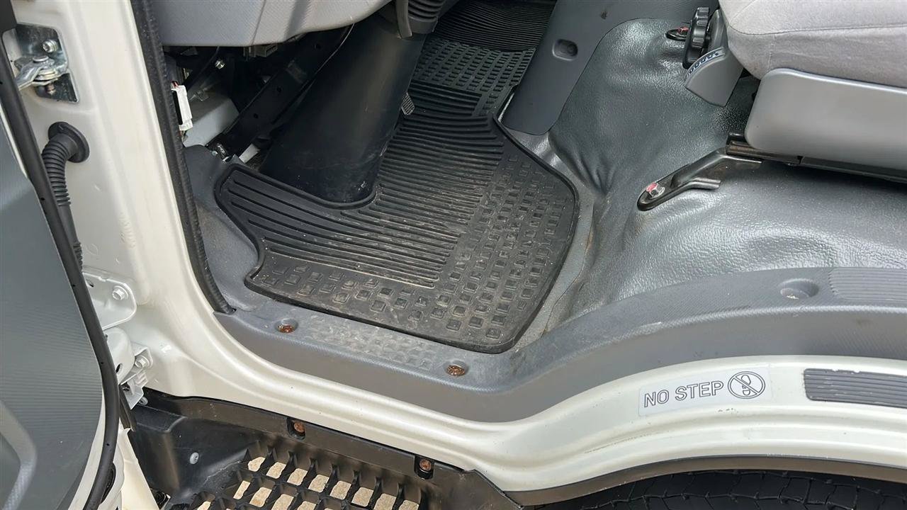 Used 2018 Isuzu NPR RWD image 34