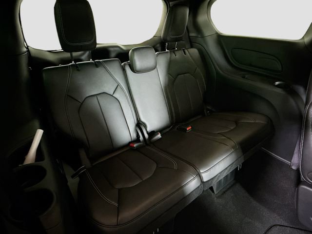 Used 2025 Chrysler Pacifica Select image 26